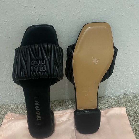 Miu Miu
matelassé leather slides - Picture 2 of 11